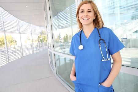 In 2014, about 111,300 nurses and midwives worked in the private sector, and 178,700 in the public sector.